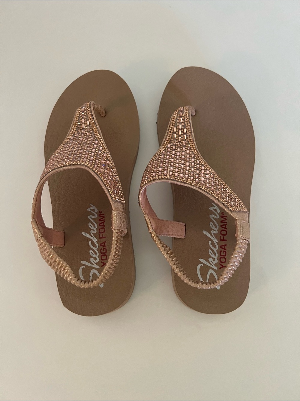 Skechers Women’s Rose Gold Yoga Foam Toe-Post Sandals Size 7 NWOT